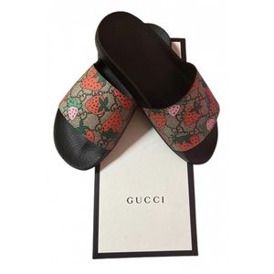 Gucci flat sandals